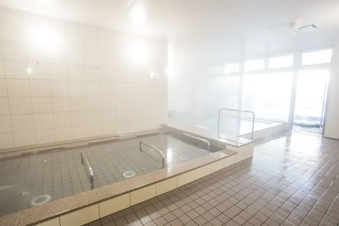 Indoor spa tub