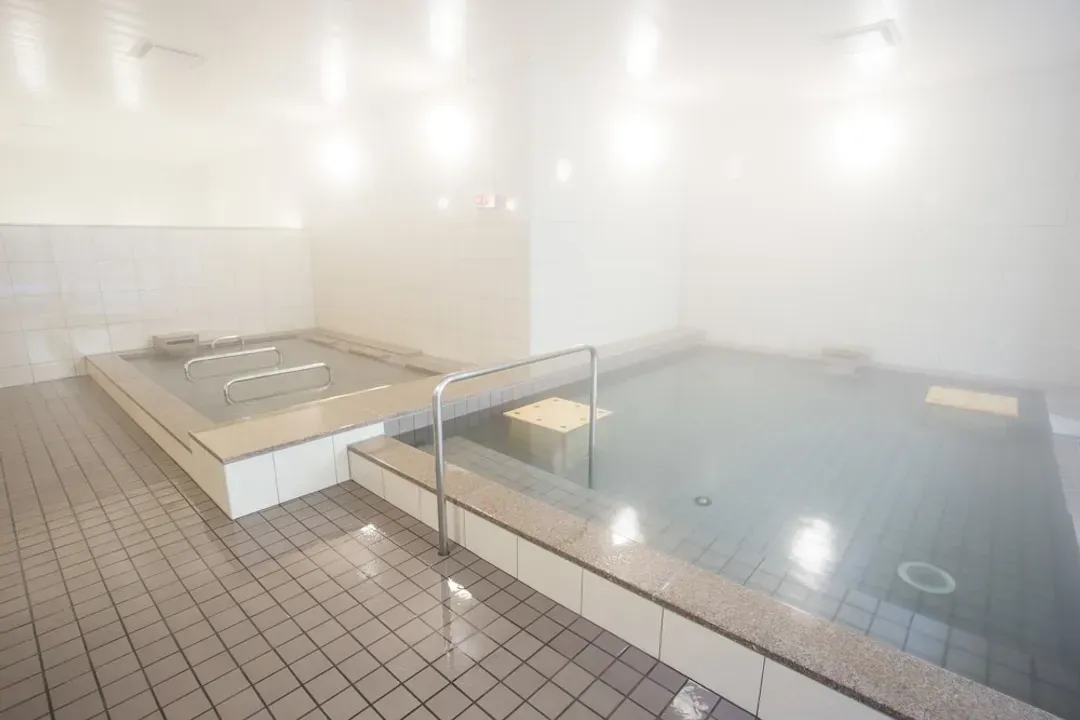Indoor spa tub