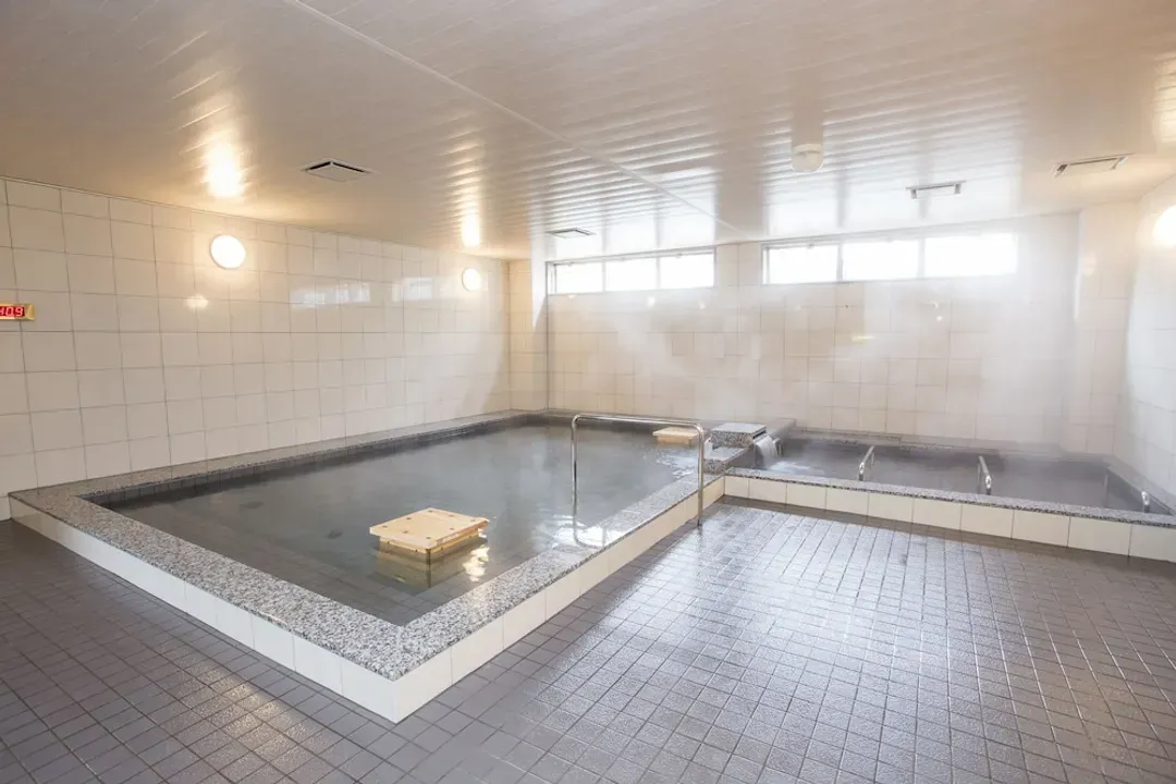 Indoor spa tub