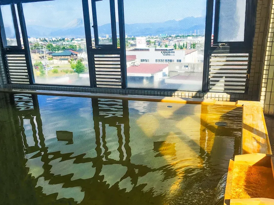 Indoor spa tub