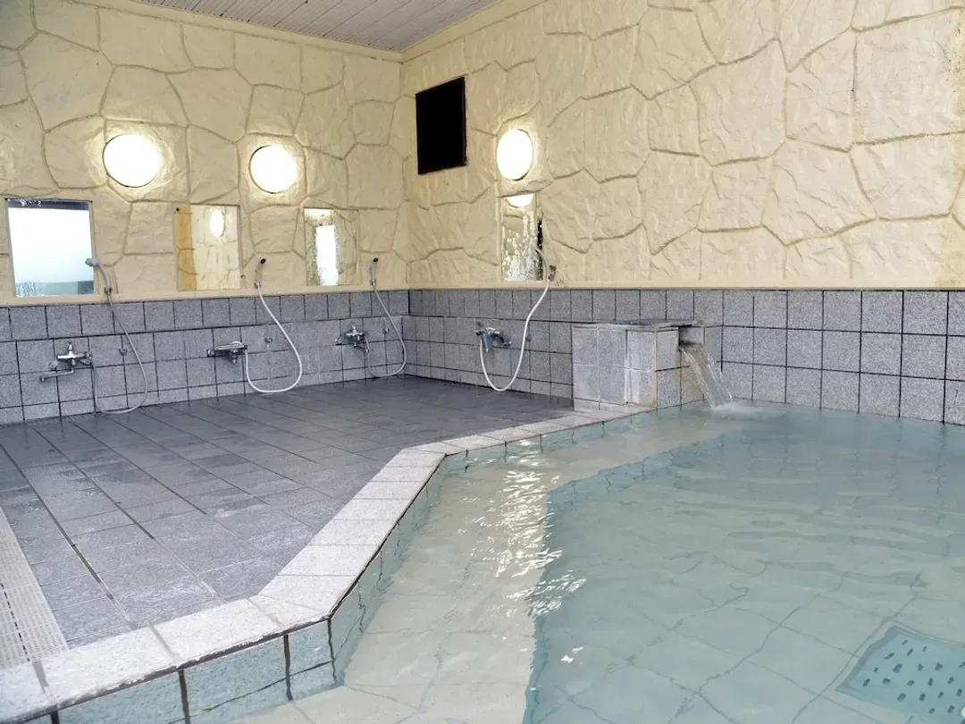 Indoor spa tub