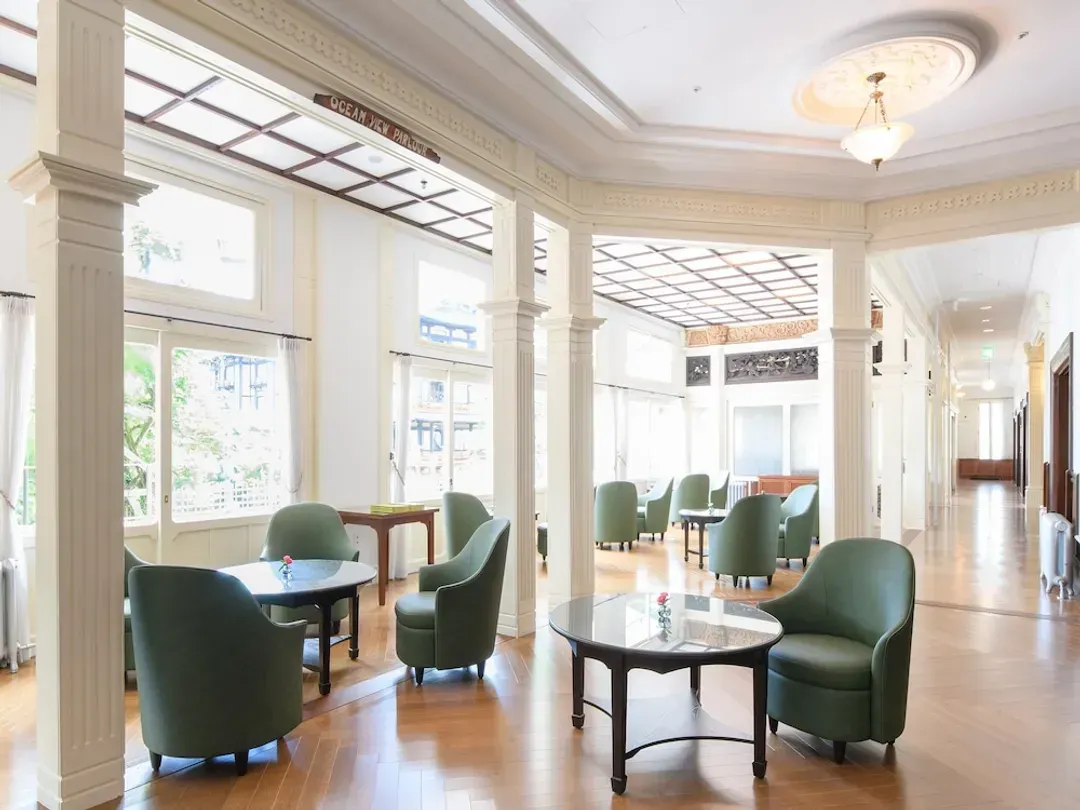 Lobby lounge