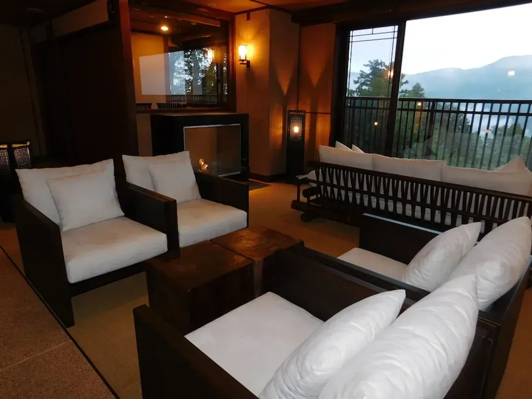 Lobby lounge