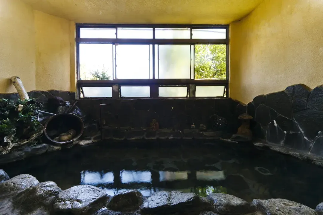 Indoor spa tub