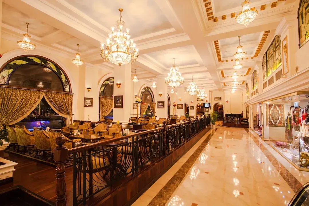 Lobby lounge