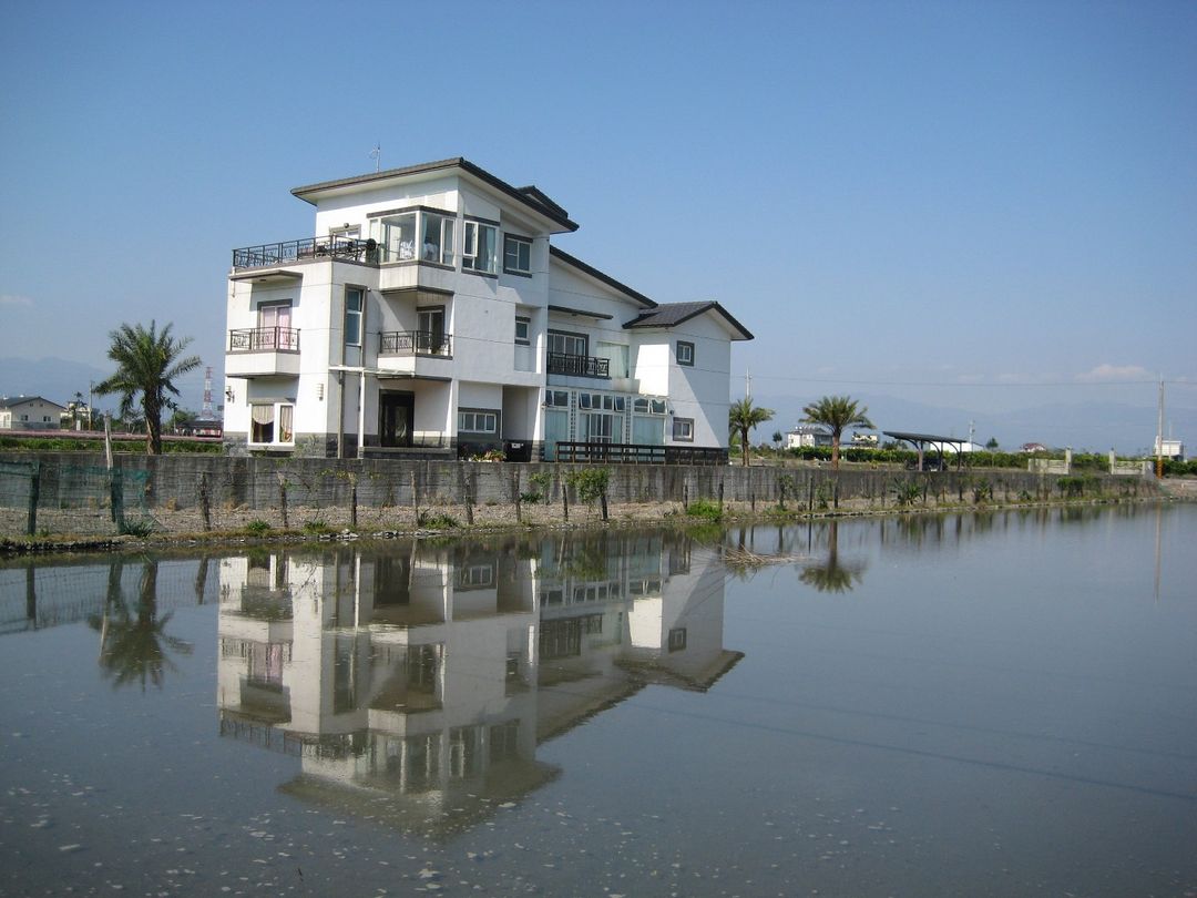 Lake water vacation homes