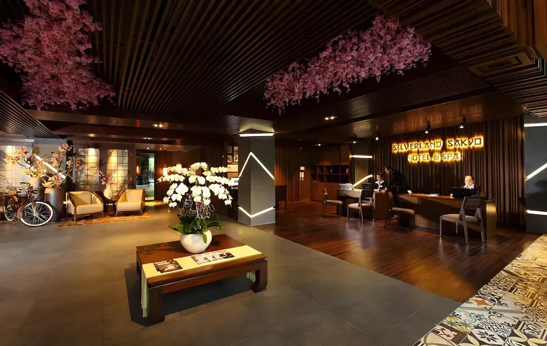 Lobby lounge
