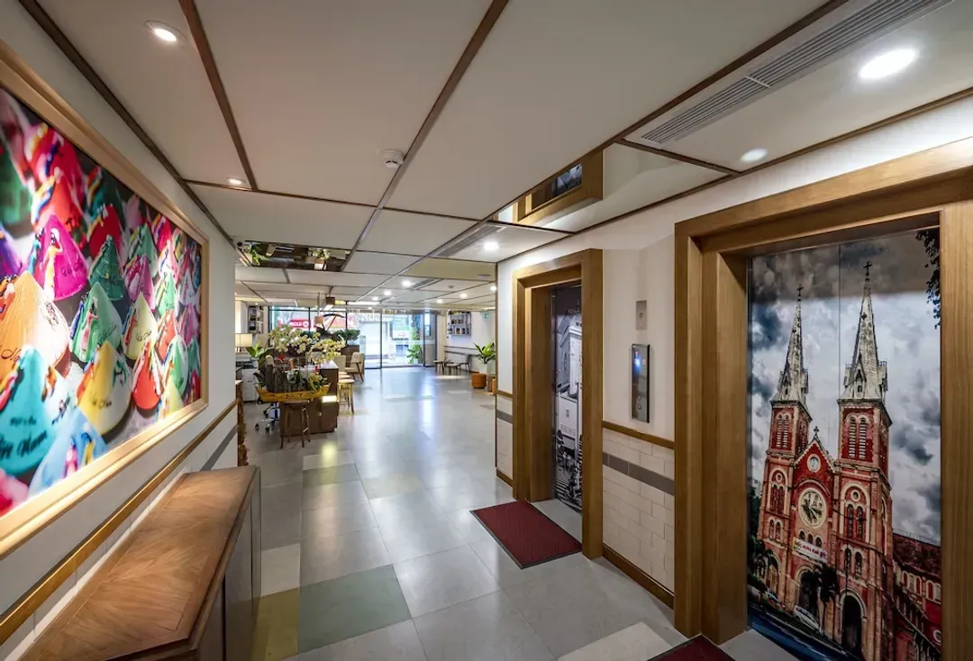 Lobby lounge