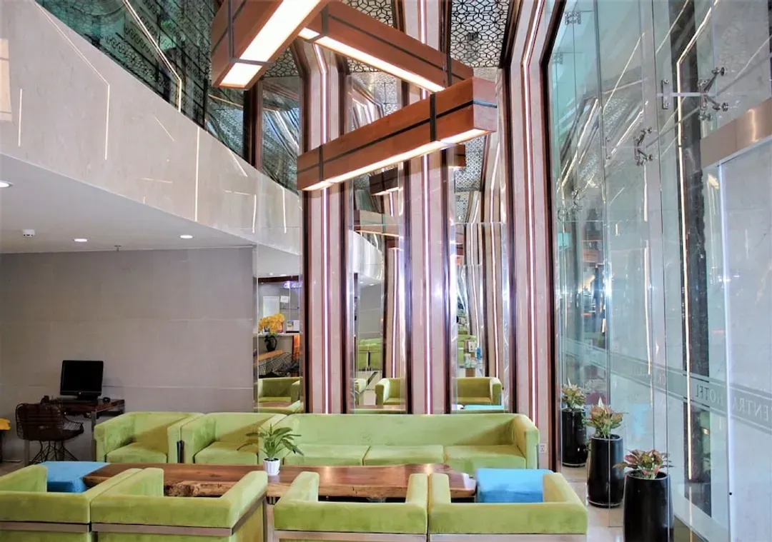 Lobby lounge