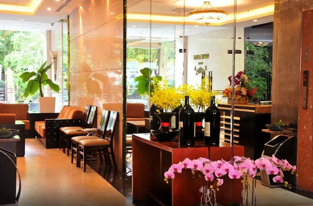 Lobby lounge