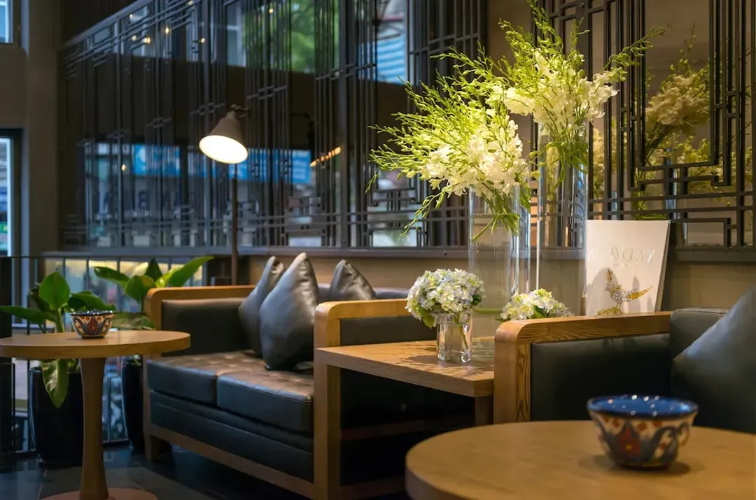Lobby lounge
