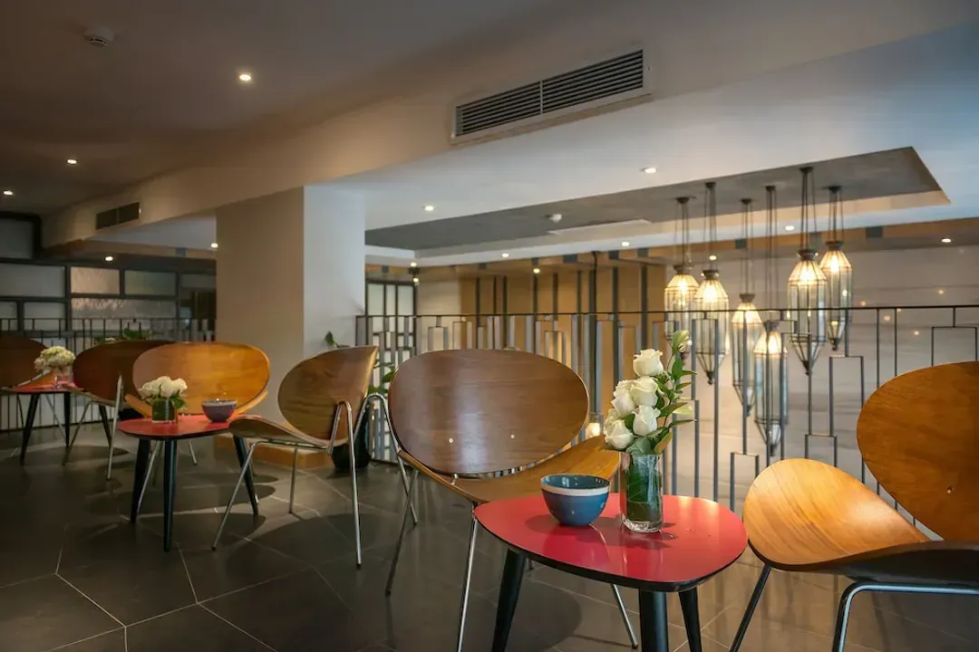 Lobby lounge