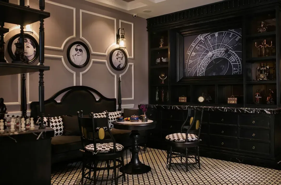 Lobby lounge