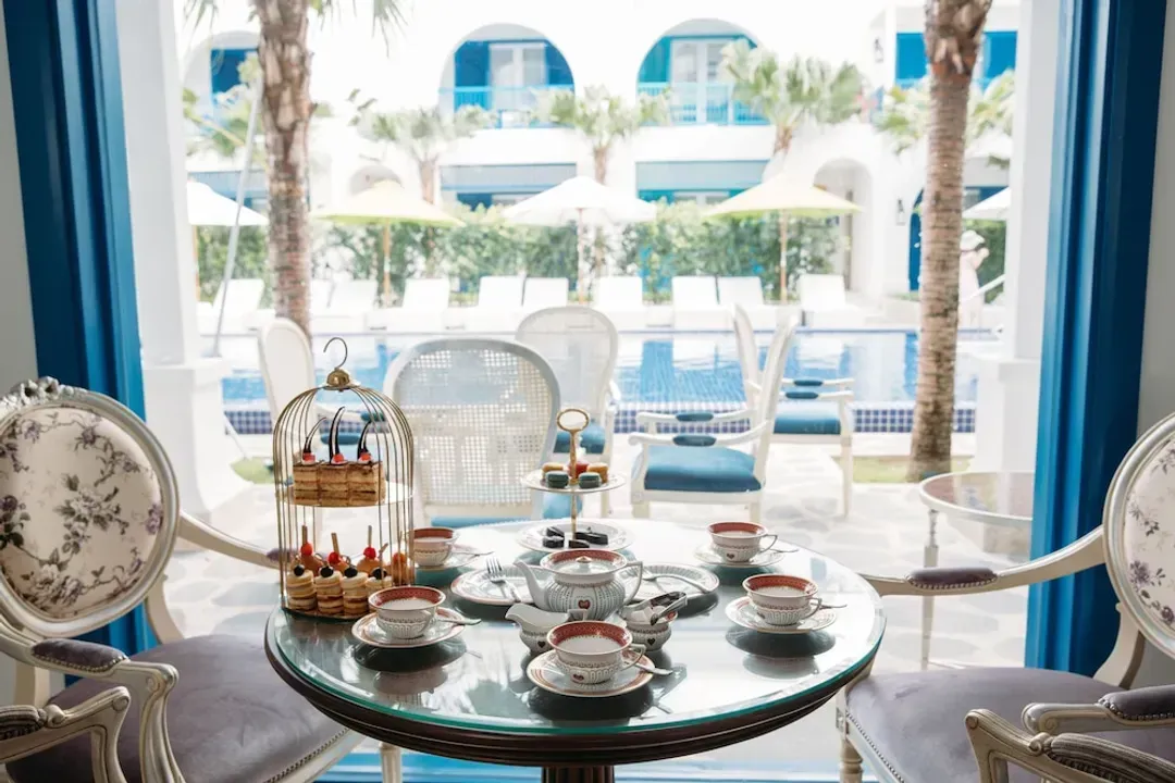 Lobby lounge