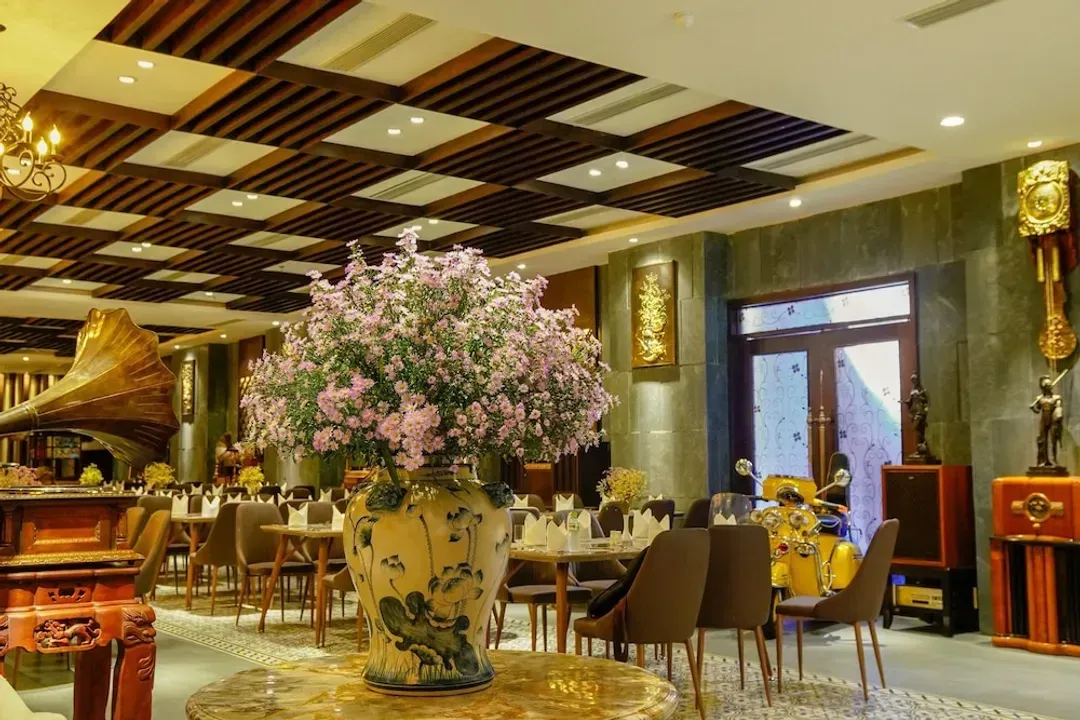 Lobby lounge