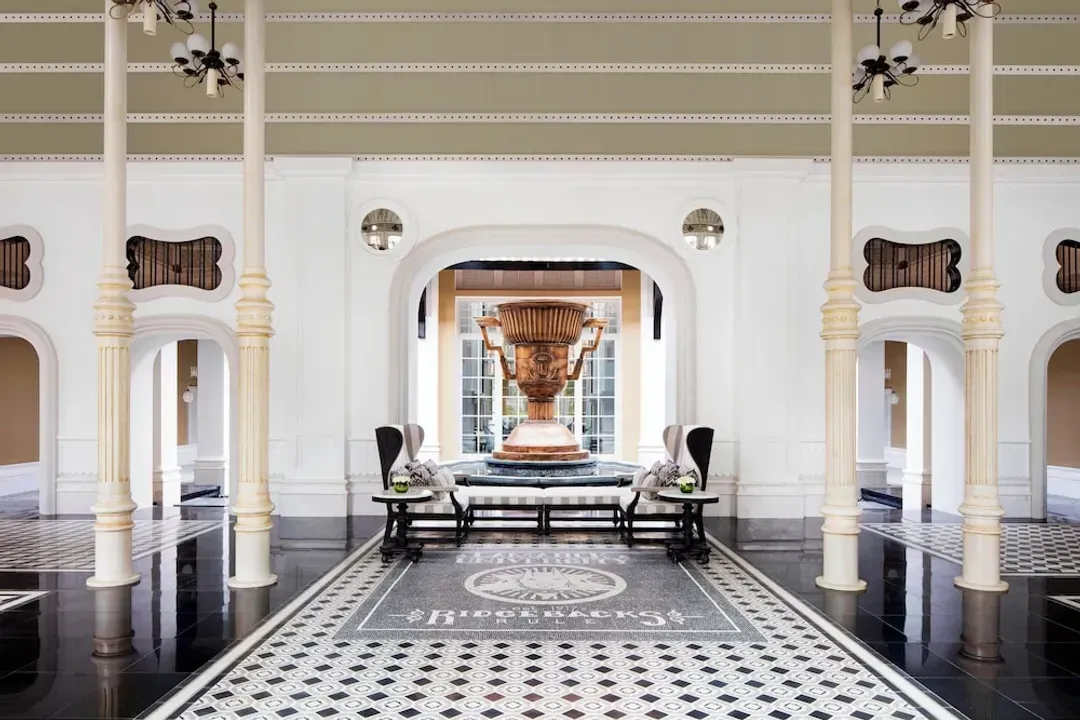 Lobby lounge