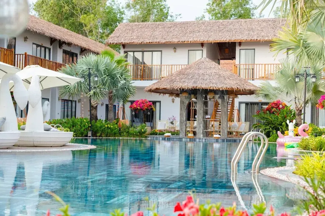 Swim-up bar