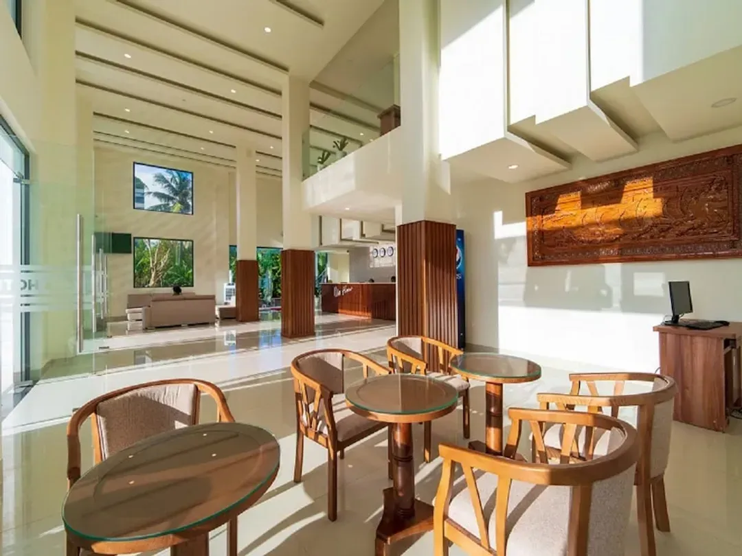 Lobby lounge