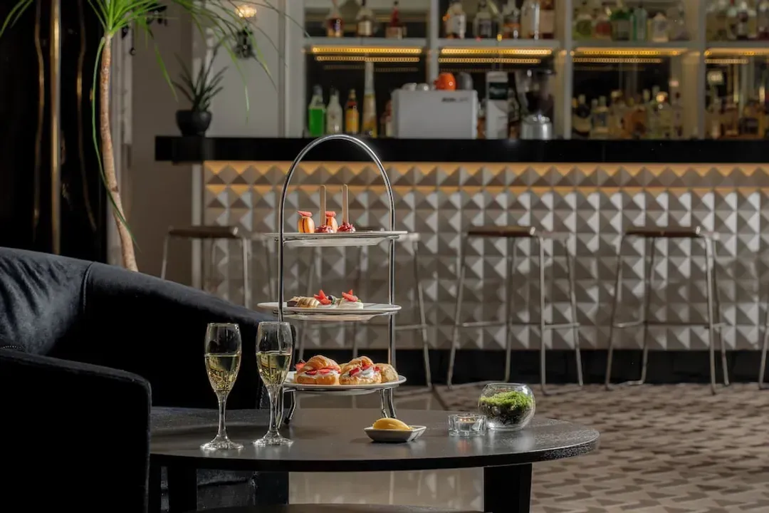 Lobby lounge