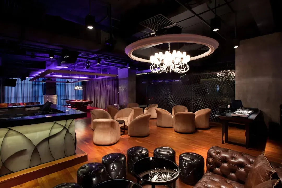 Lobby lounge