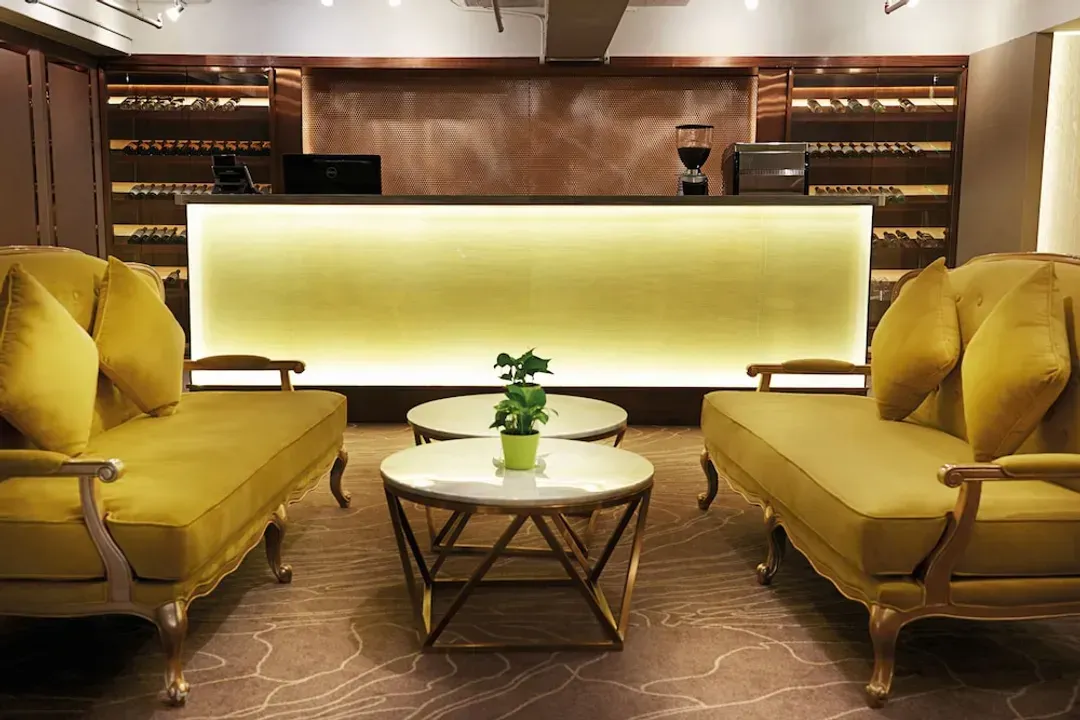 Lobby lounge