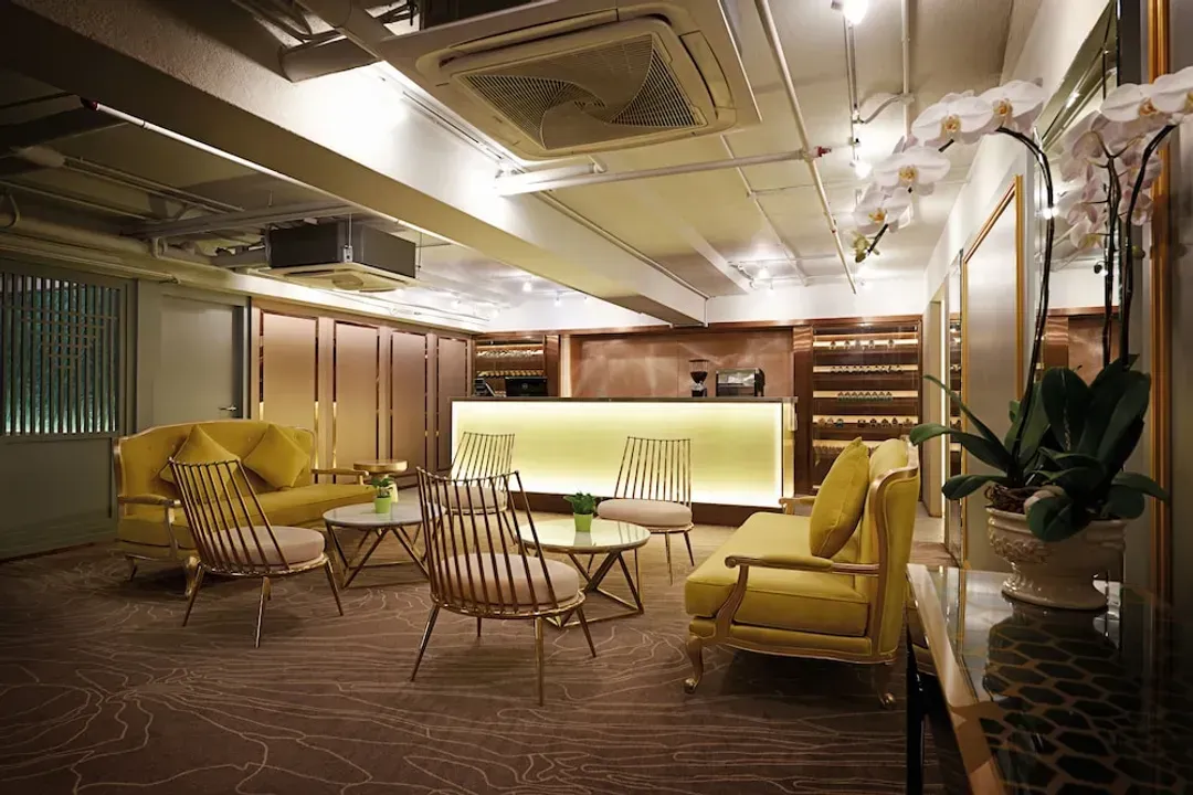 Lobby lounge