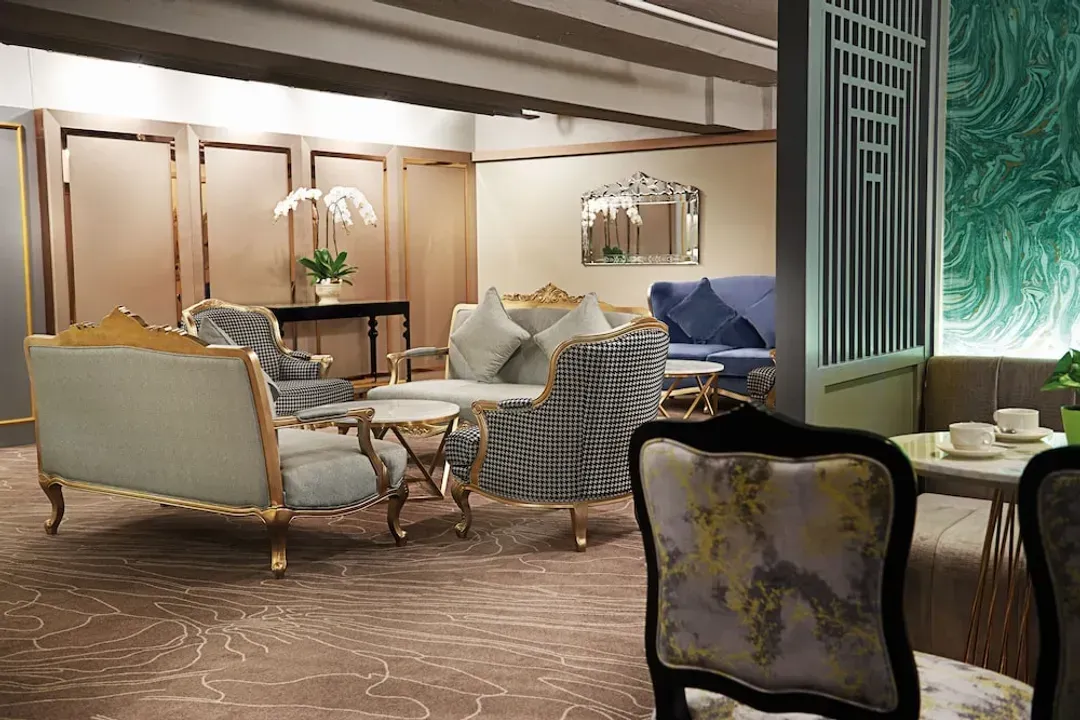 Lobby lounge