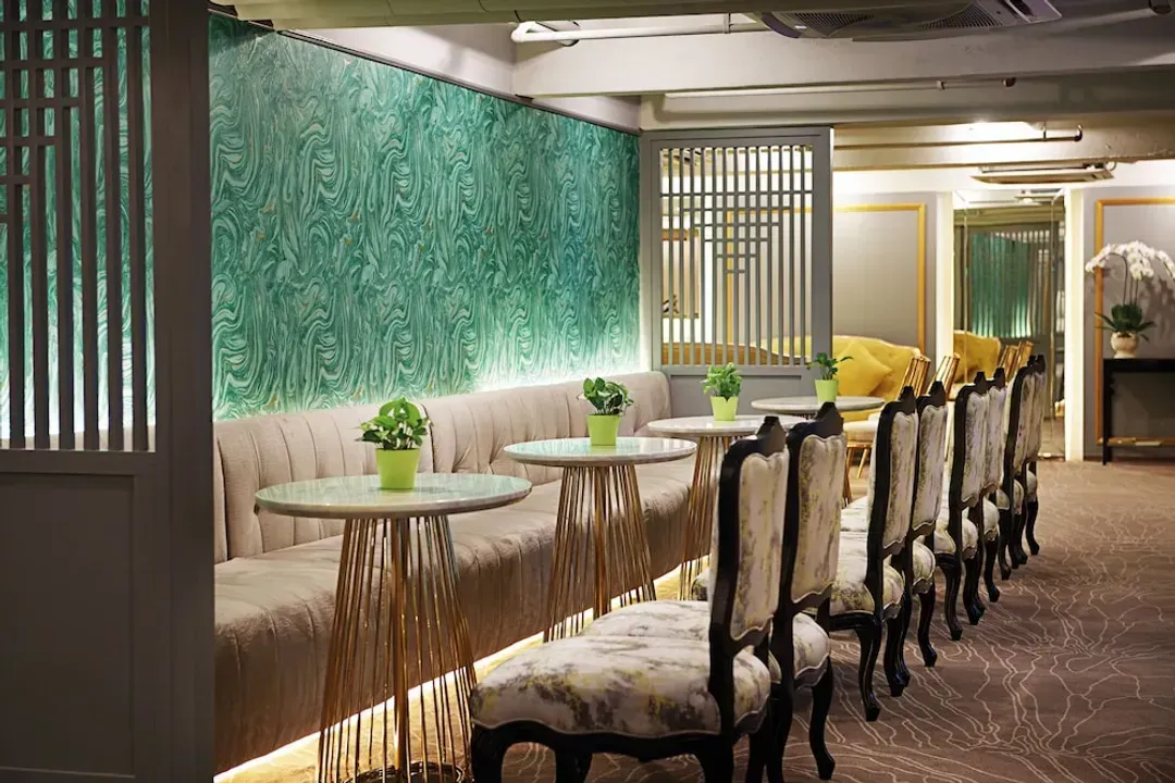 Lobby lounge