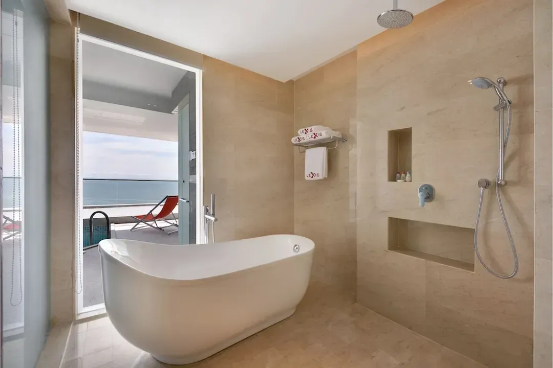 Deep soaking bathtub