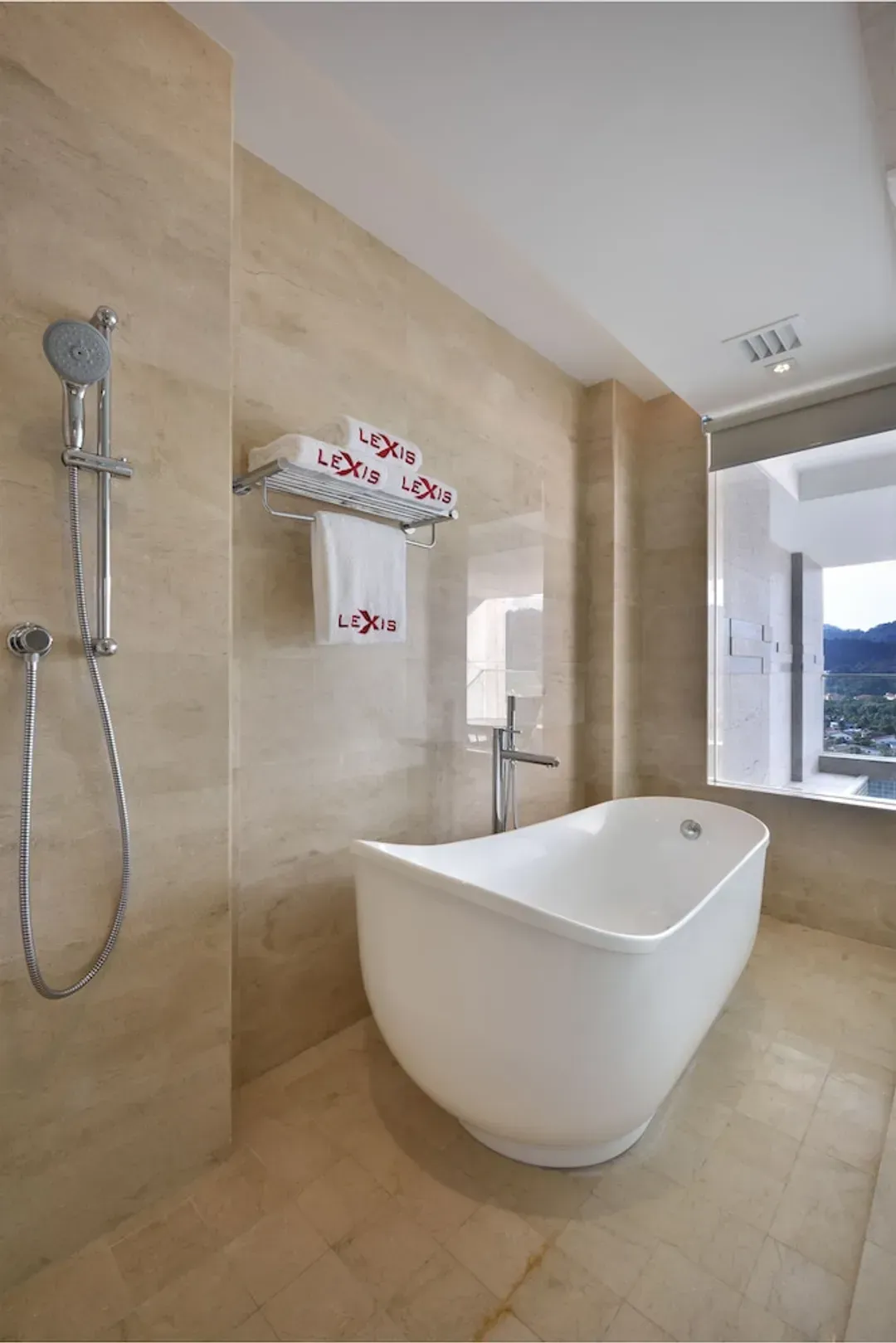 Deep soaking bathtub