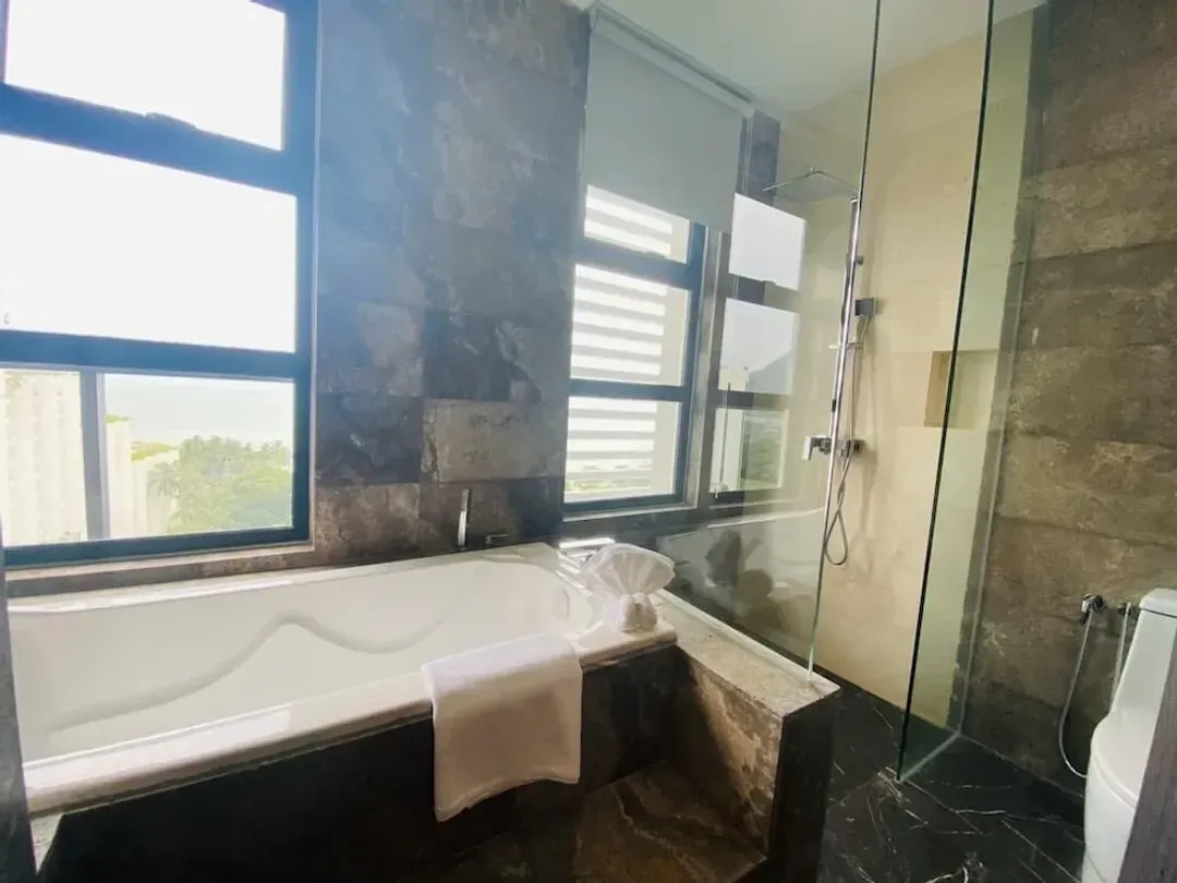 Deep soaking bathtub