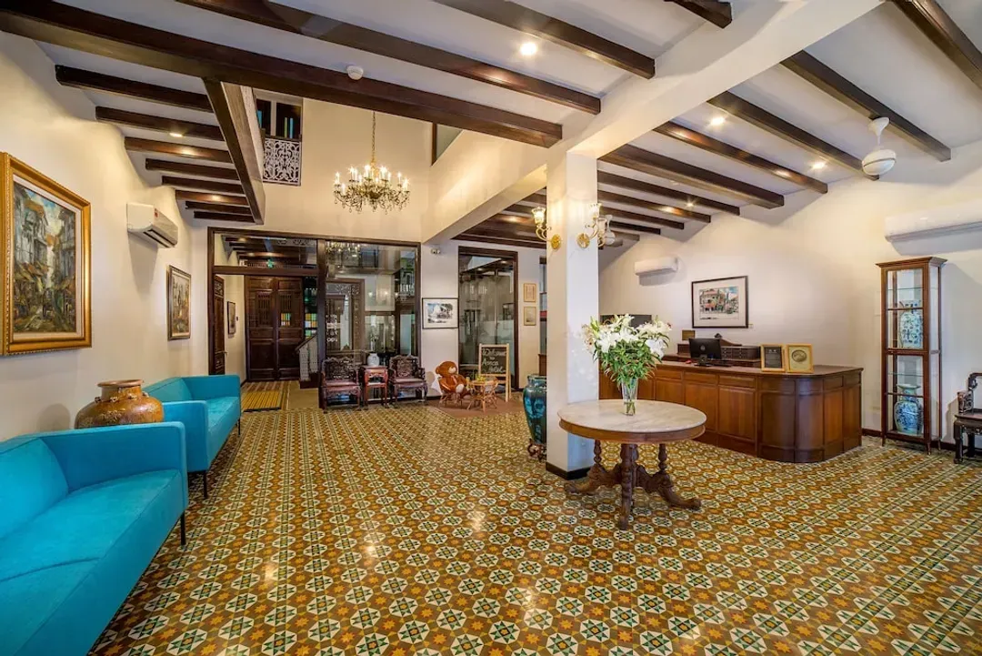 Lobby lounge