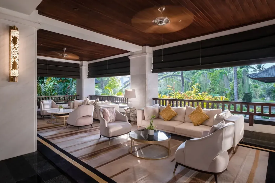Lobby lounge