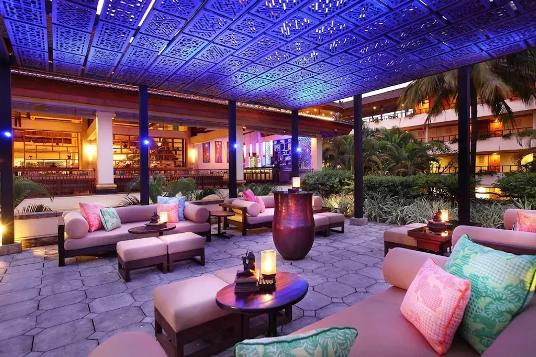 Lobby lounge
