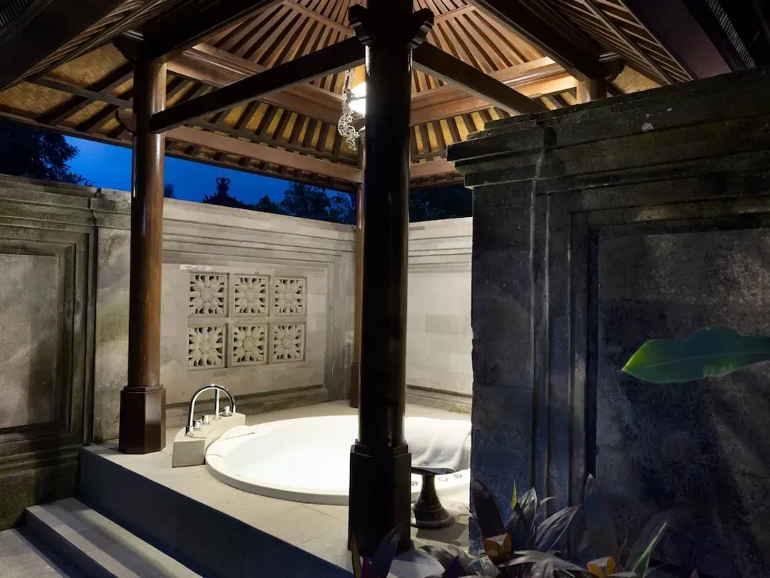 Private spa tub