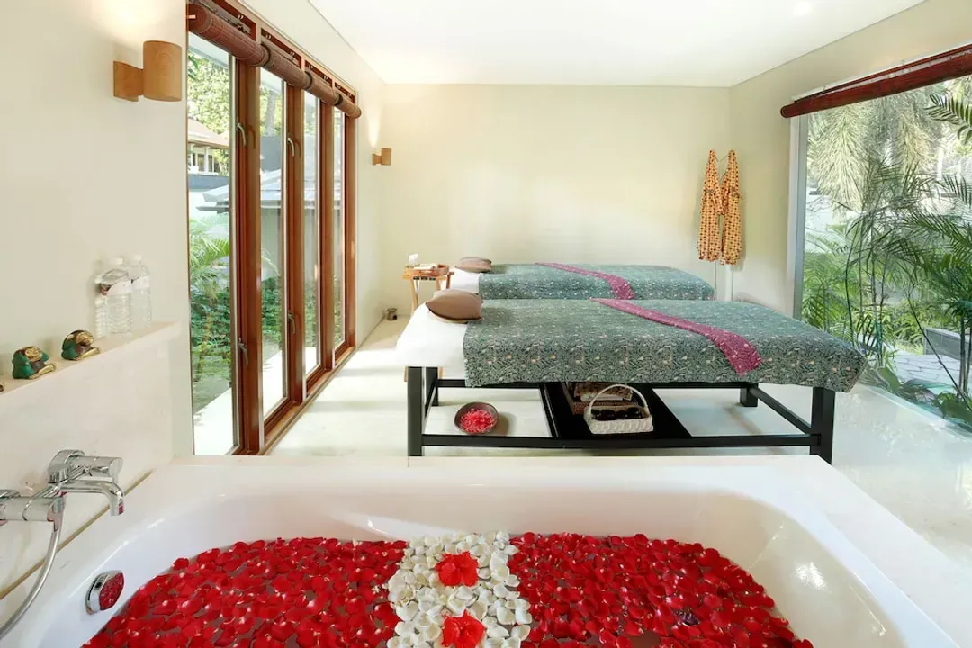 Indoor spa tub