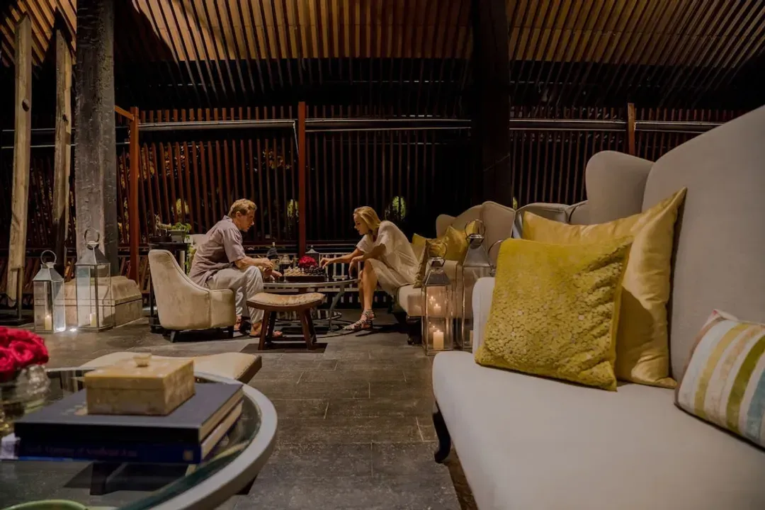 Lobby lounge