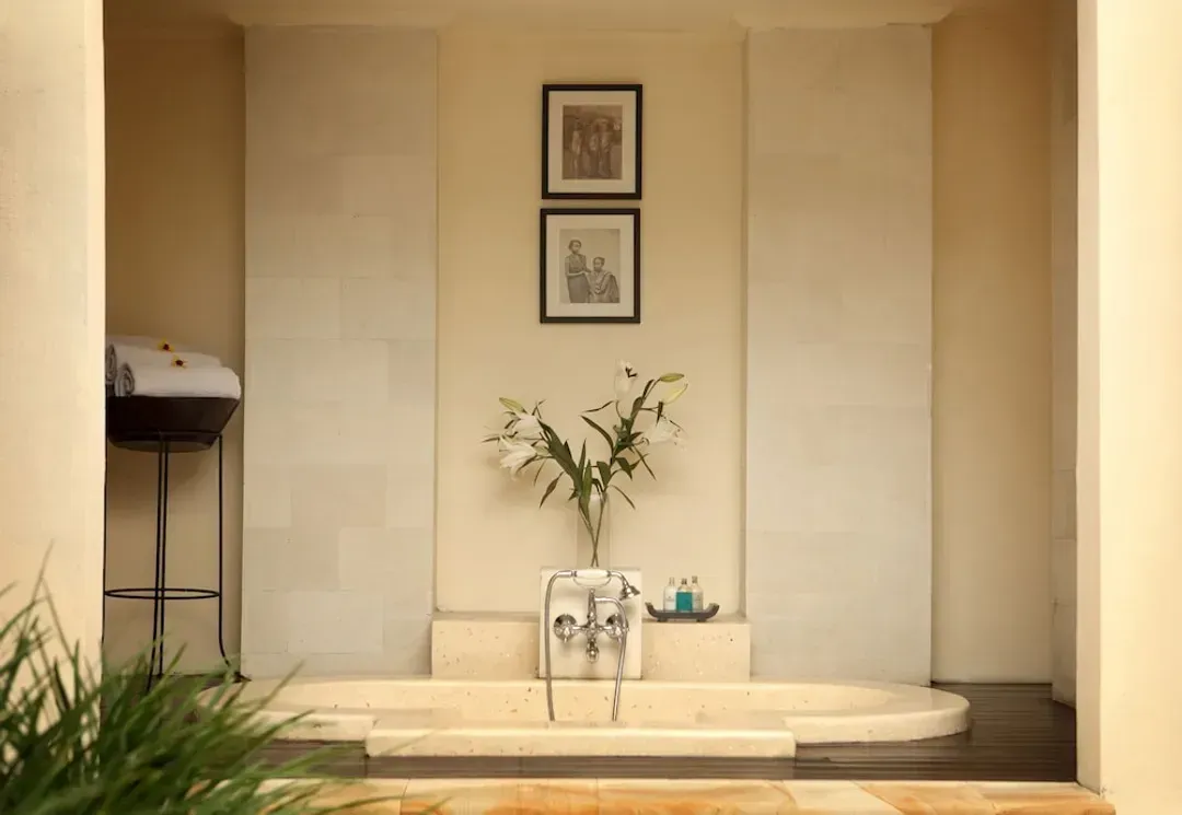 Deep soaking bathtub