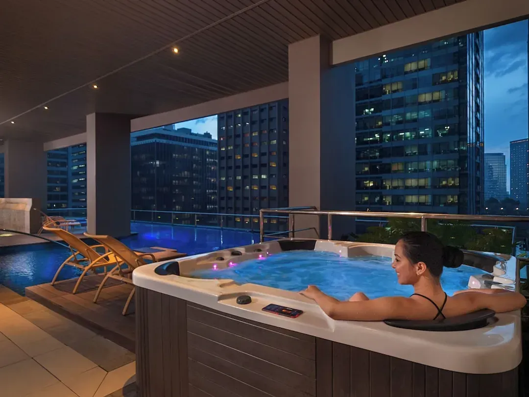 Indoor spa tub