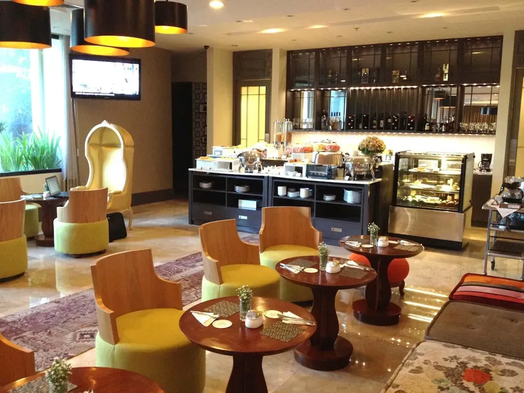 Lobby lounge