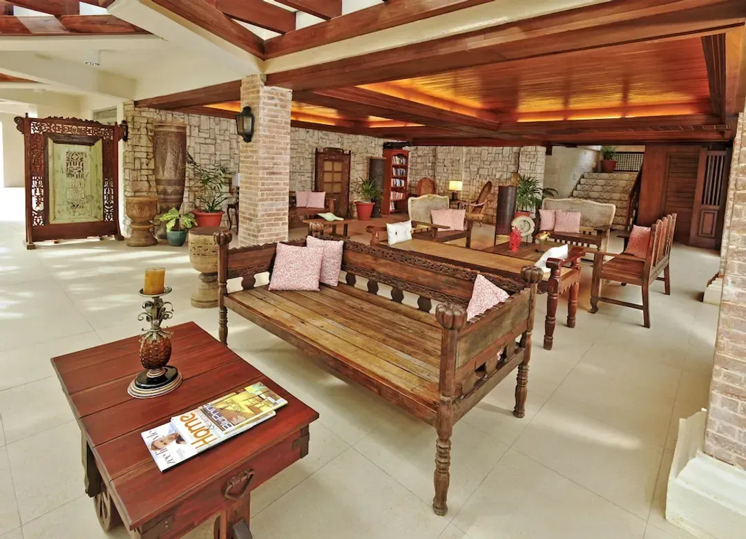 Lobby lounge