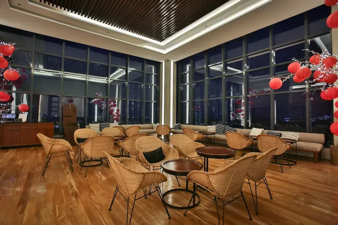 Lobby lounge