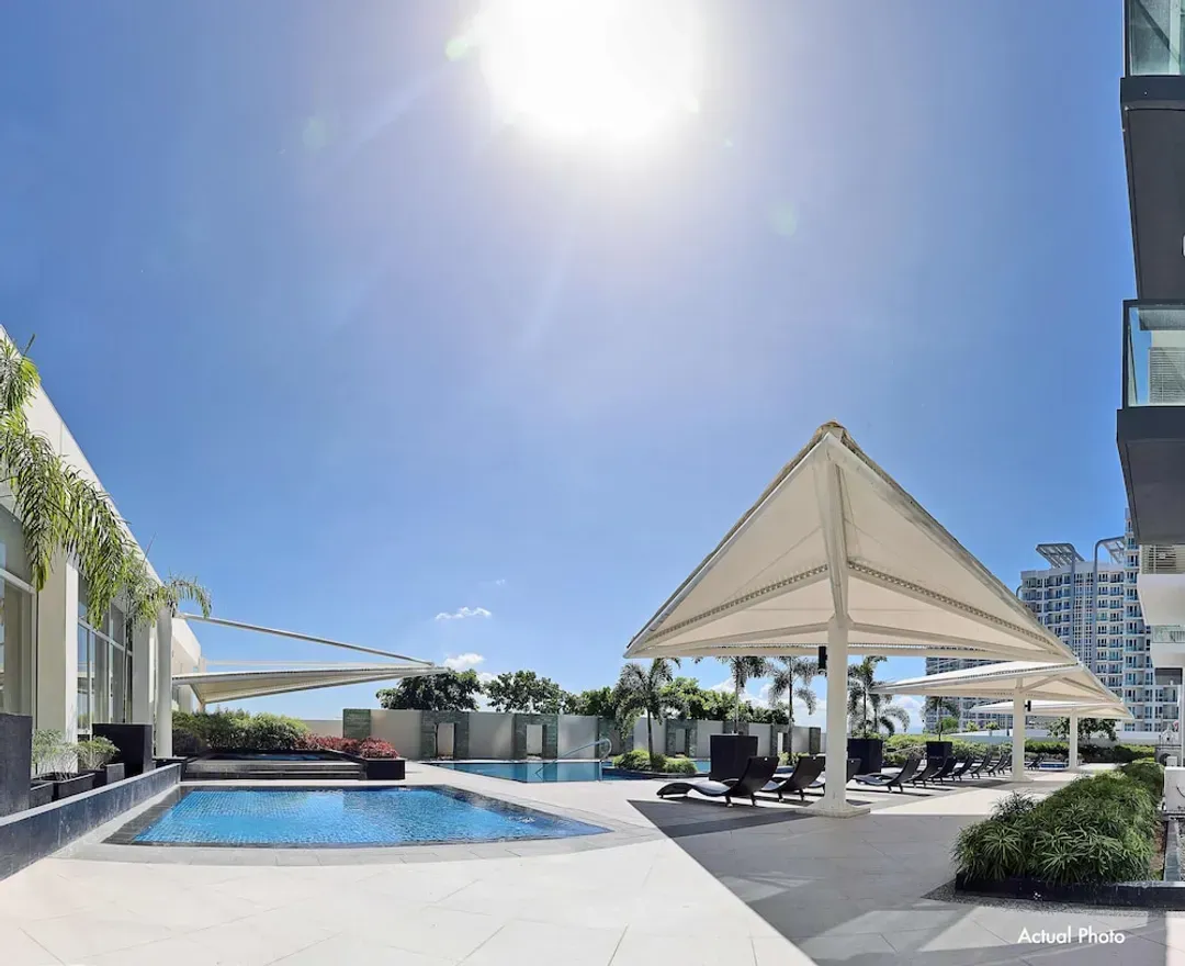 Indoor/outdoor pool