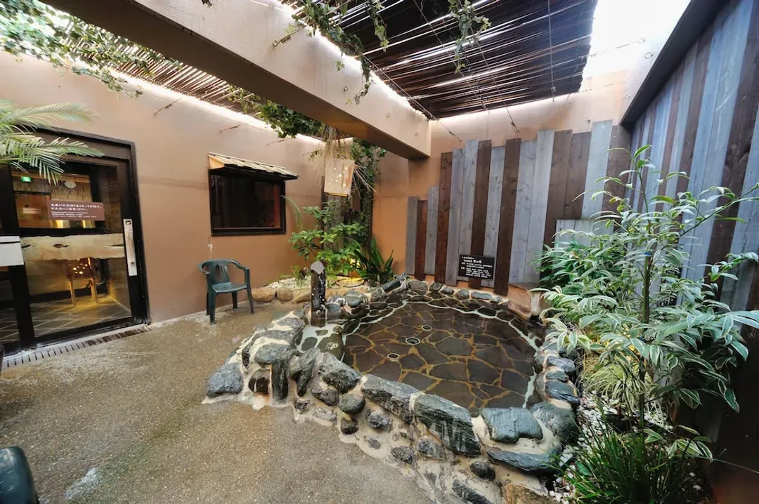 Indoor spa tub