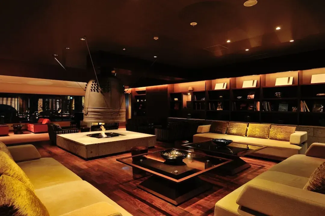 Lobby lounge