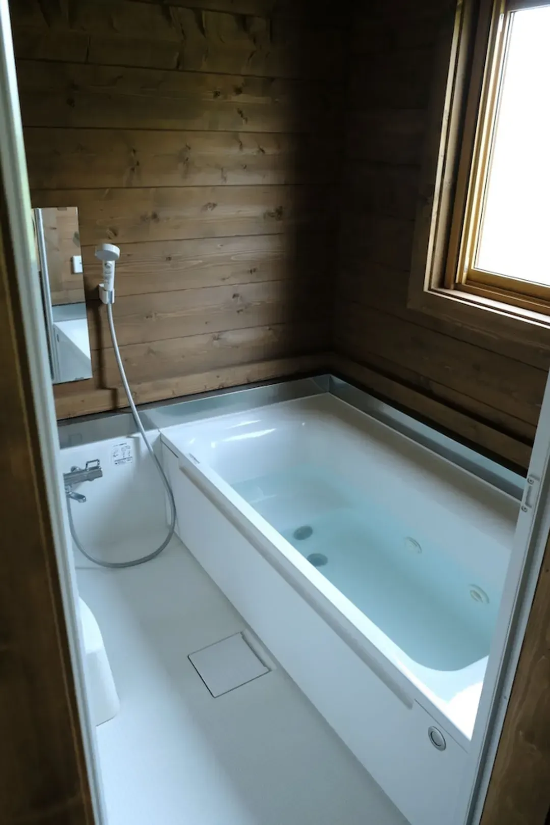 Deep soaking bathtub