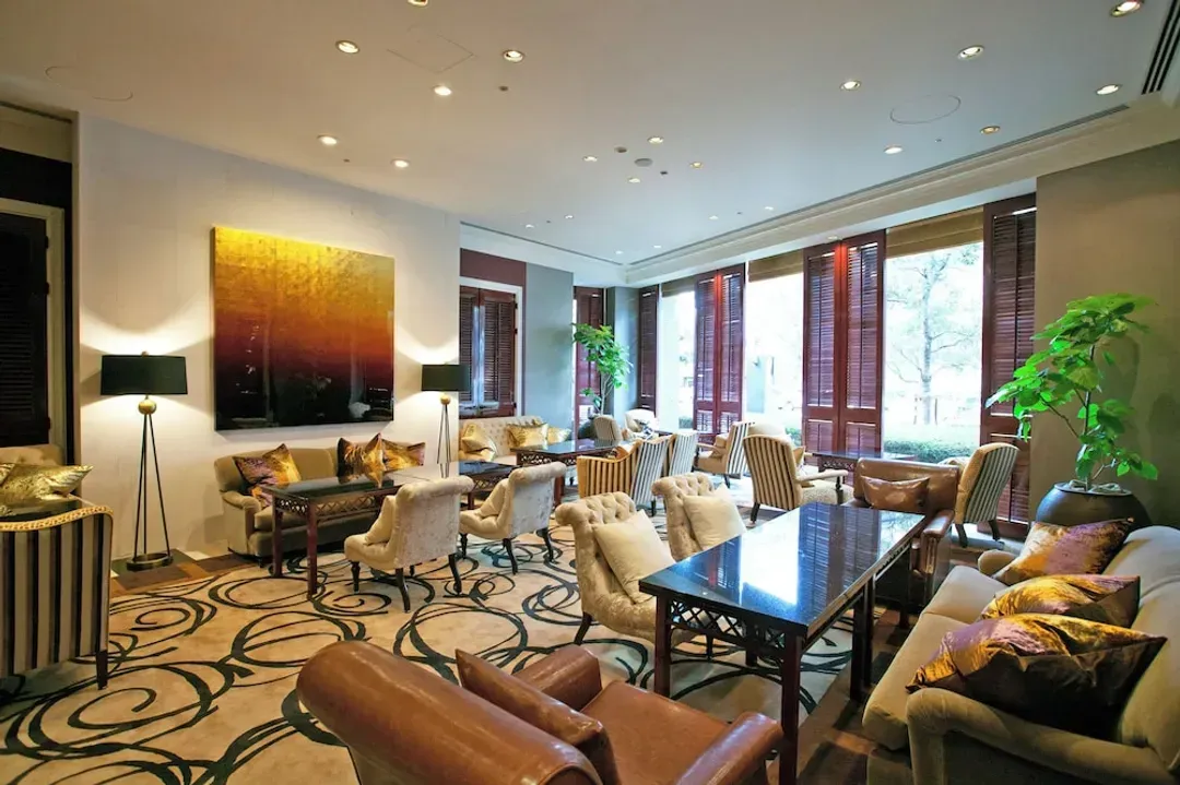 Lobby lounge