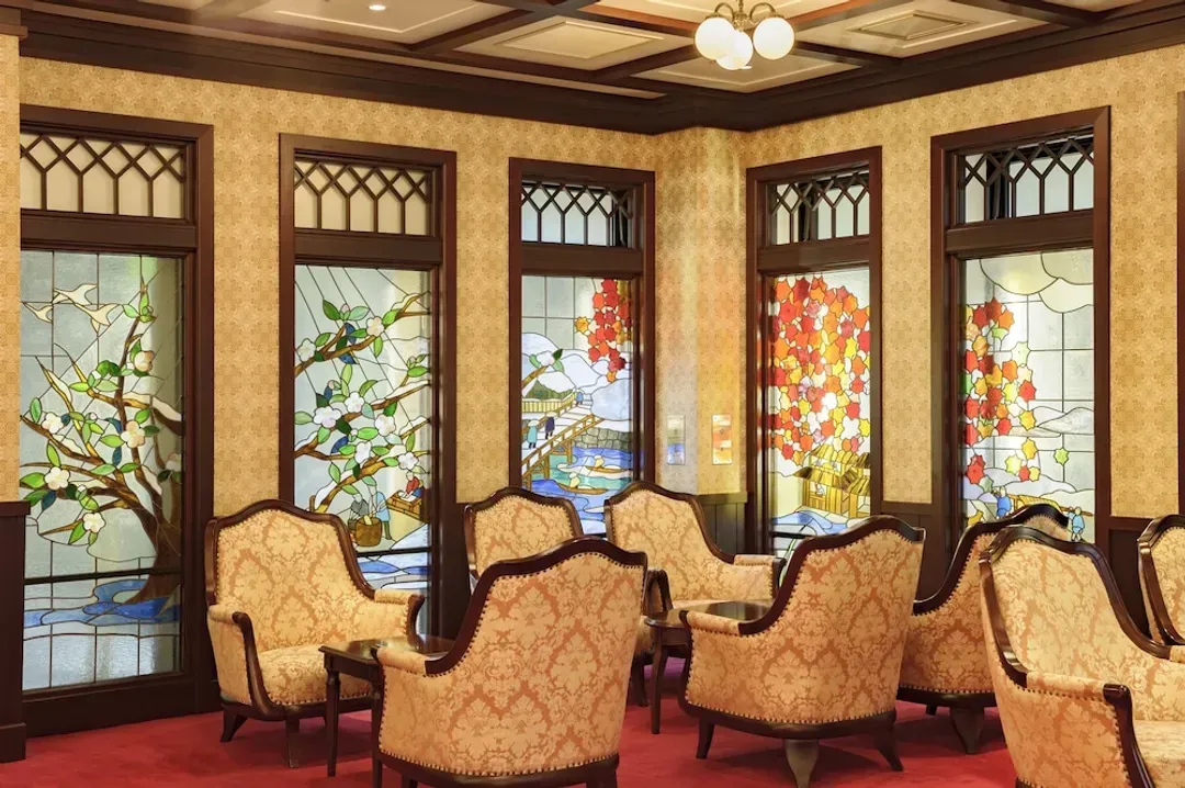 Lobby lounge