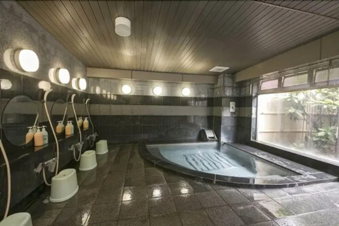 Indoor spa tub