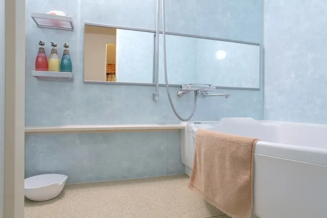 Deep soaking bathtub